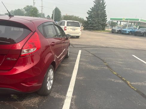 Used 2013 Ford Fiesta SE FWD image 9