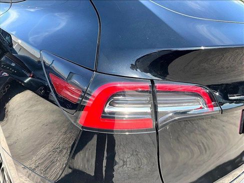 Used 2022 Tesla Model Y Long Range AWD/4WD image 29