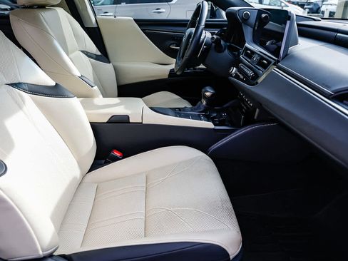 Certified 2022 Lexus ES 300h Luxury image 17