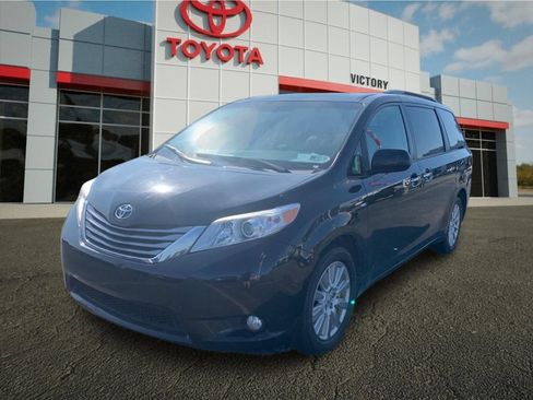 Used 2017 Toyota Sienna XLE w/ XLE Navigation Package AWD/4WD image 7