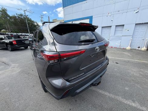 Used 2022 Toyota Highlander XLE AWD/4WD image 3