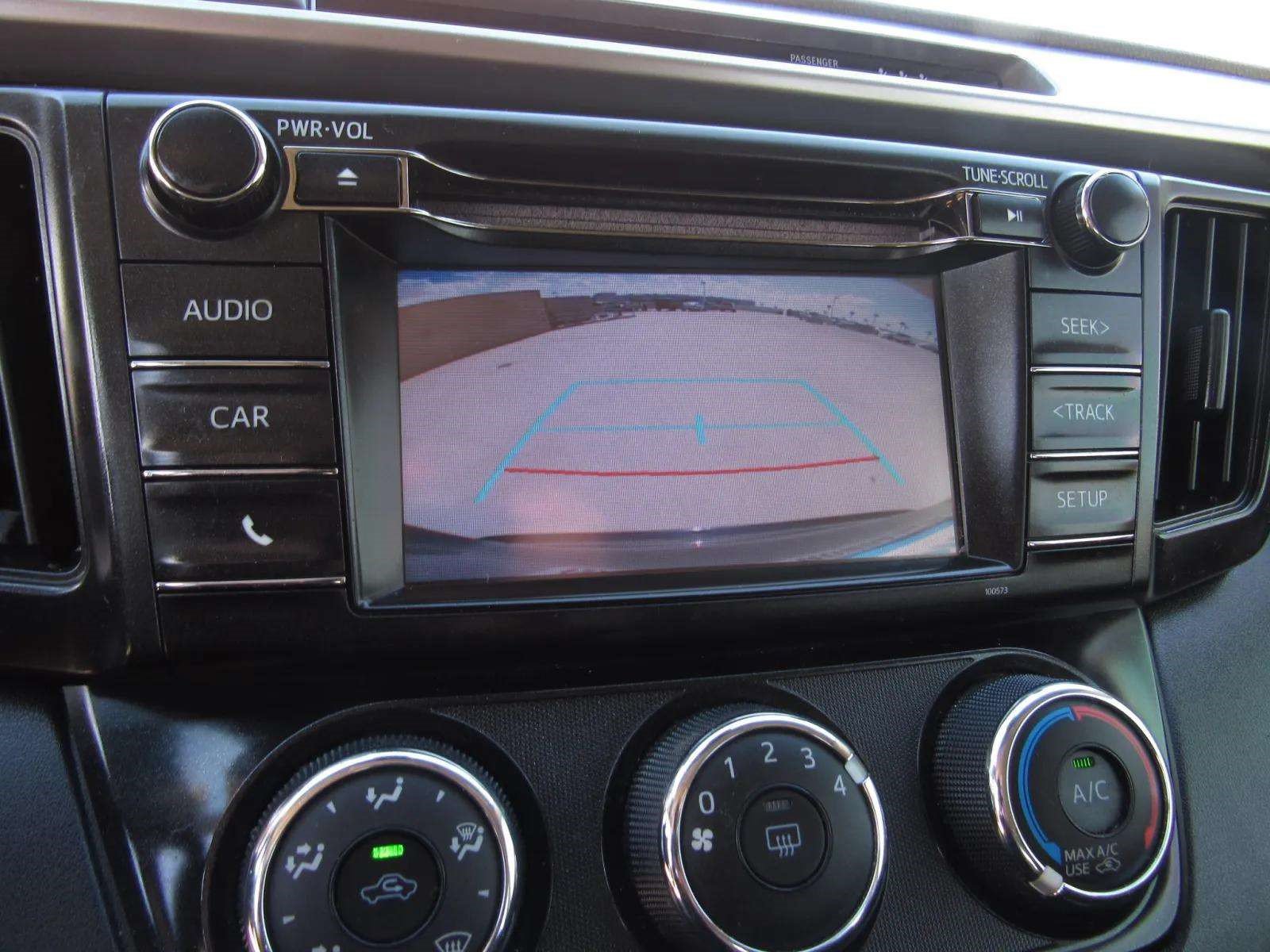 Used 2018 Toyota RAV4 LE FWD image 19