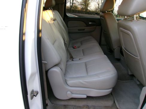 Used 2010 GMC Yukon XL SLT image 6