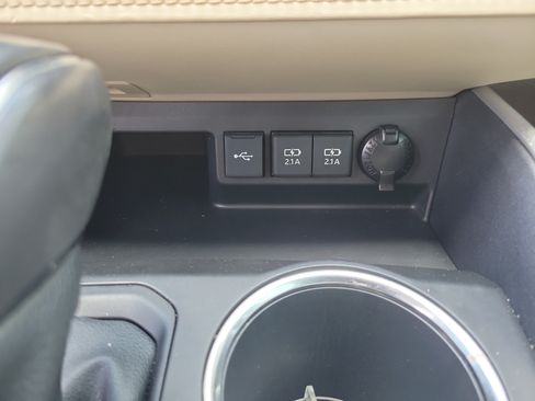Used 2021 Toyota Highlander XLE FWD image 31
