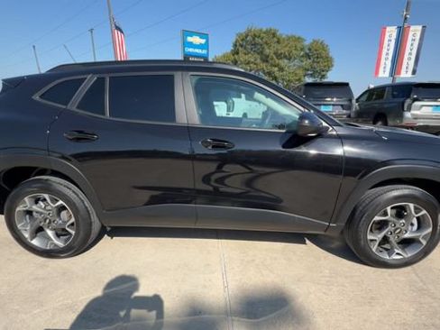 Used 2025 Chevrolet Trax LT FWD image 9