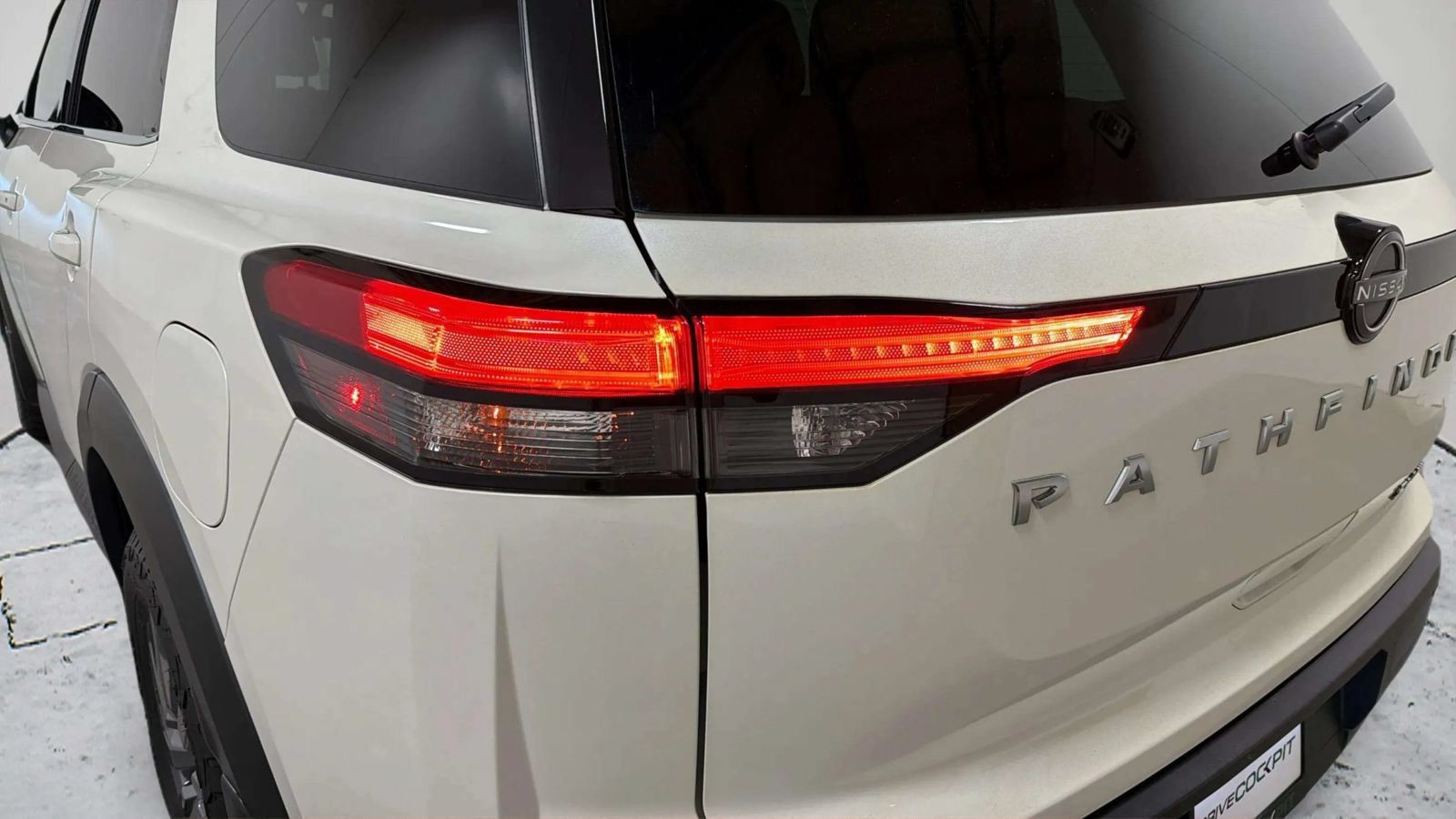 Used 2023 Nissan Pathfinder SV AWD/4WD image 16