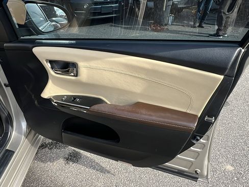 Used 2014 Toyota Avalon XLE image 19