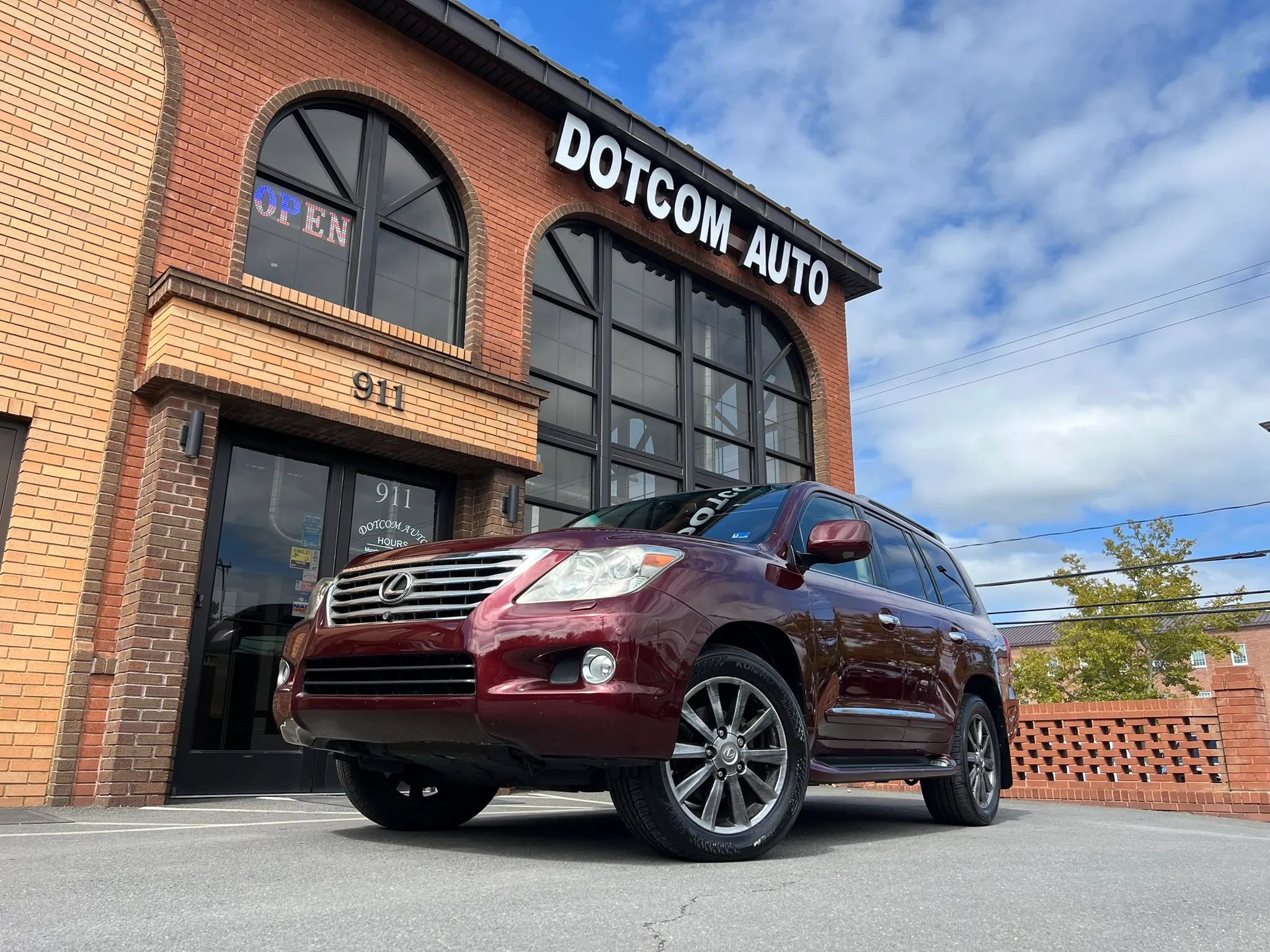 Used 2011 Lexus LX 570 4WD w/ Luxury Pkg image 3