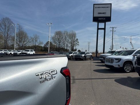 Used 2025 Toyota Tacoma TRD Sport AWD/4WD image 30