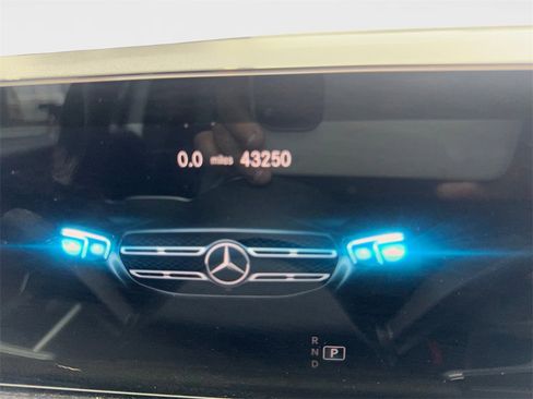 Used 2022 Mercedes-Benz GLB 250 w/ Premium Package Lite image 58