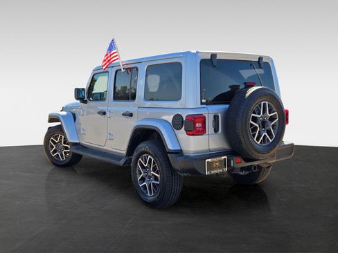 Used 2024 Jeep Wrangler Sahara image 6