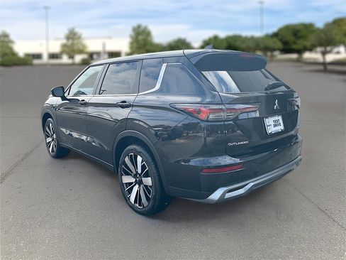 New 2025 Mitsubishi Outlander SE image 5