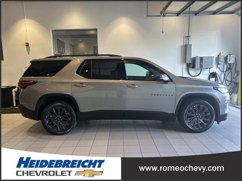 Certified 2023 Chevrolet Traverse RS FWD image 2