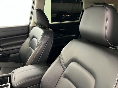 Used 2025 Nissan Pathfinder SL FWD image 18