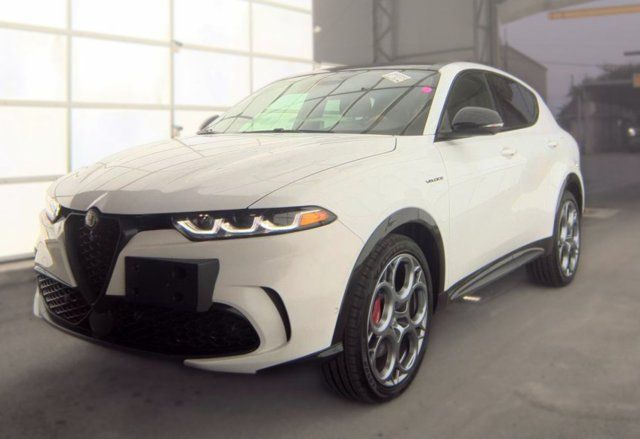 Used 2024 Alfa Romeo Tonale Veloce w/ Active Assist Package AWD/4WD image 1