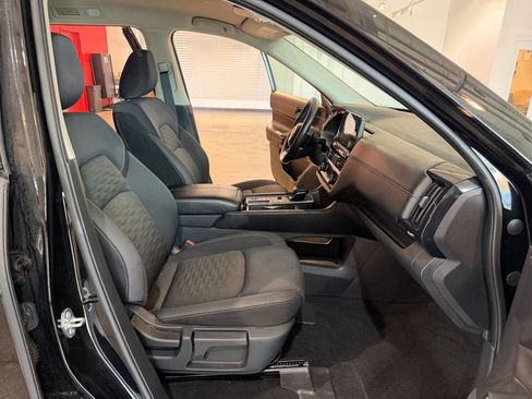 Used 2025 Nissan Pathfinder SV FWD image 38