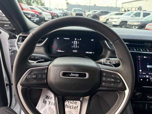 Used 2025 Jeep Grand Cherokee Laredo AWD/4WD image 14