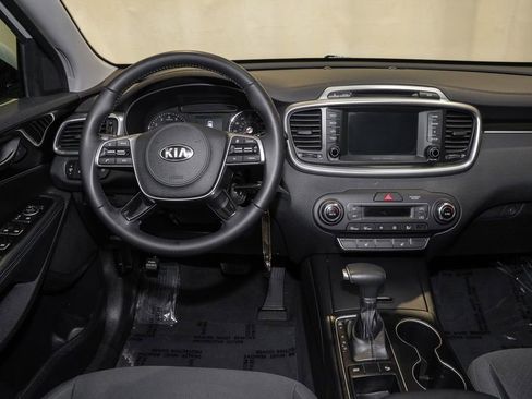 Used 2019 Kia Sorento LX w/ LX Convenience Package image 6