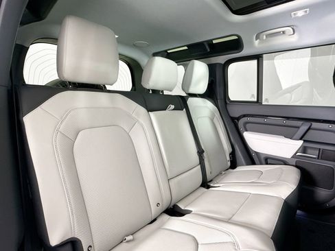Used 2025 Land Rover Defender 110 X-Dynamic SE image 15