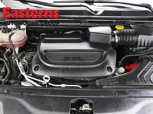 Used 2023 Chrysler Pacifica Touring-L FWD image 7