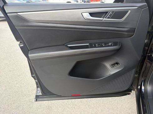 Certified 2025 Volkswagen Atlas Cross Sport SE w/ Panoramic Sunroof Package AWD/4WD image 9