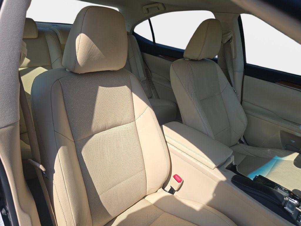 Used 2015 Lexus ES 300h w/ Navigation System Package FWD image 12