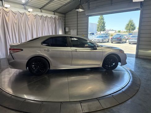 Used 2018 Toyota Camry SE w/ Moonroof Package FWD image 4