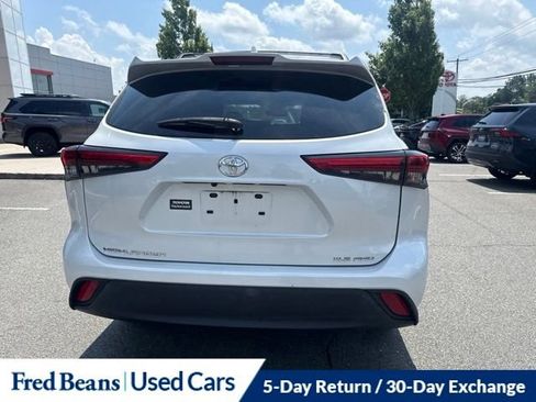 Used 2022 Toyota Highlander XLE AWD/4WD image 9