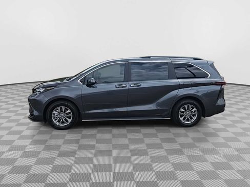 Used 2025 Toyota Sienna XLE w/ XLE Plus Package FWD image 5