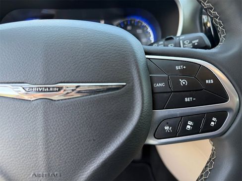 Certified 2023 Chrysler Pacifica Touring-L image 26