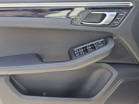 Certified 2025 Porsche Macan image 22