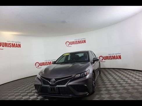 Used 2021 Toyota Camry SE image 1