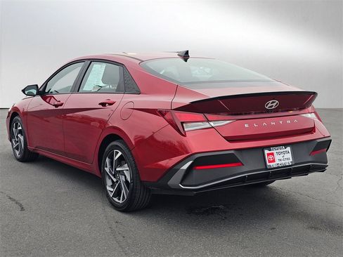 Used 2025 Hyundai Elantra Sport image 3