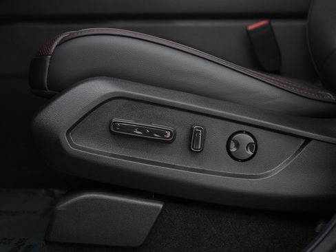 Used 2025 Honda Pilot Black Edition image 23