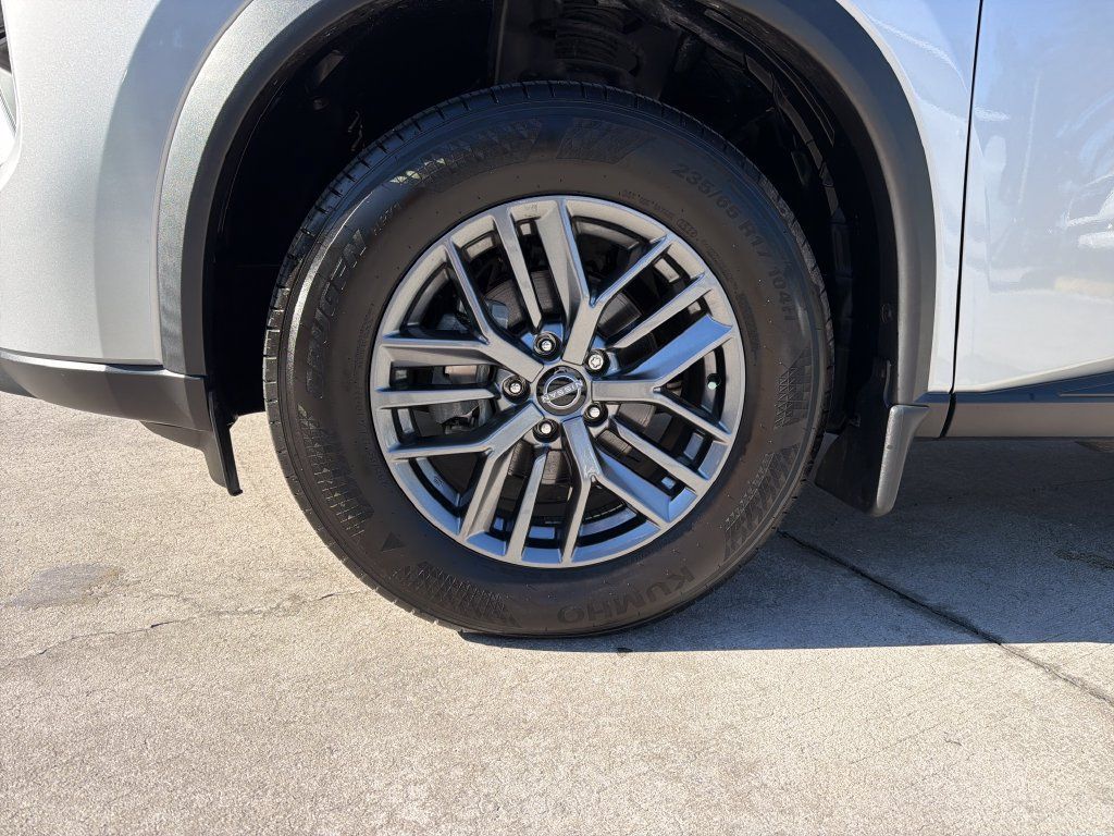 Used 2025 Nissan Rogue S AWD/4WD image 11