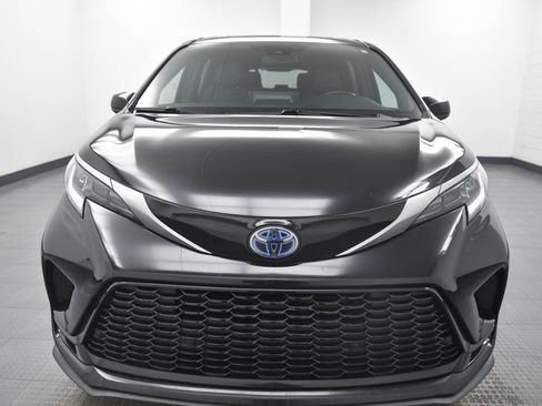 Used 2021 Toyota Sienna XSE w/ XSE Plus Package image 3