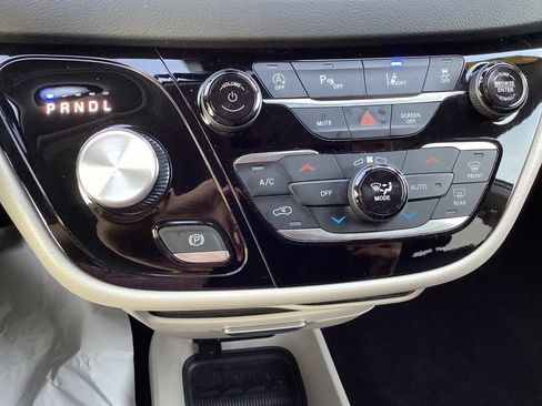 Used 2023 Chrysler Pacifica Touring-L FWD image 21