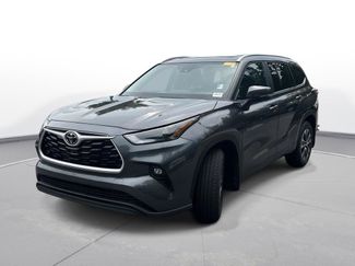 Used 2023 Toyota Highlander XLE FWD video 2