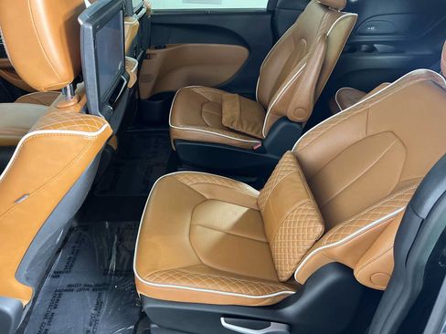 Used 2025 Chrysler Pacifica Pinnacle FWD image 24