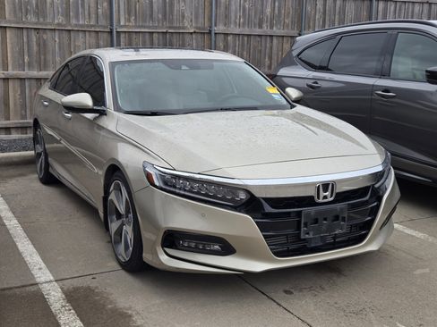 Used 2018 Honda Accord Touring image 3