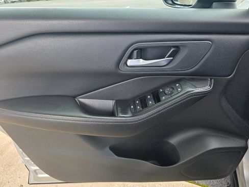 Used 2025 Nissan Rogue SV image 10