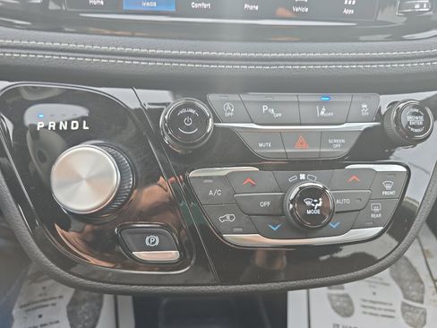 Used 2023 Chrysler Pacifica Touring w/ S Appearance Package image 28