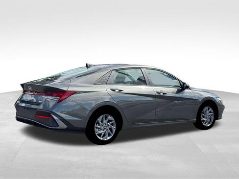 Used 2026 Hyundai Elantra Hybrid w/ Cargo Package FWD image 10