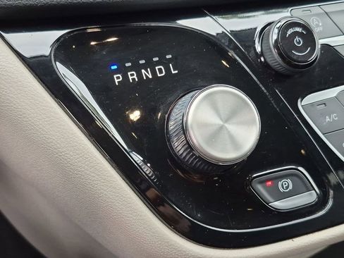 Used 2023 Chrysler Pacifica Touring-L FWD image 8