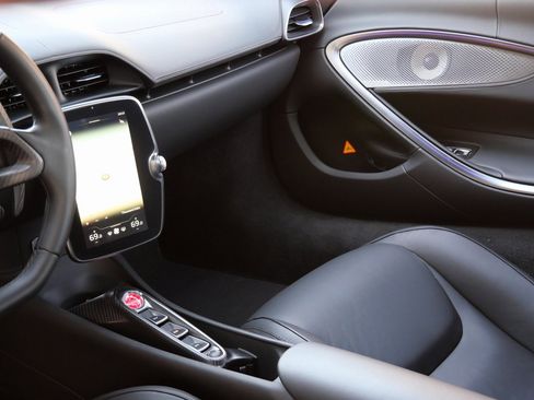 Used 2024 McLaren Artura image 17