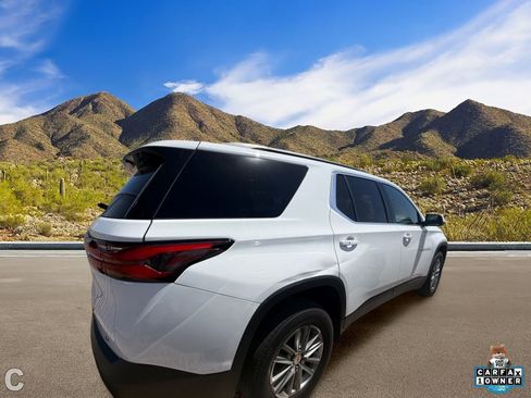 Used 2023 Chevrolet Traverse LT w/ LPO, Cargo Package FWD image 3