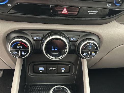 Used 2025 Hyundai Venue SEL FWD image 20
