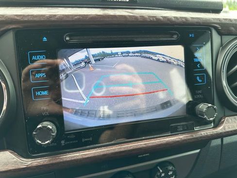 Used 2019 Toyota Tacoma TRD Sport w/ Technology Package AWD/4WD image 17