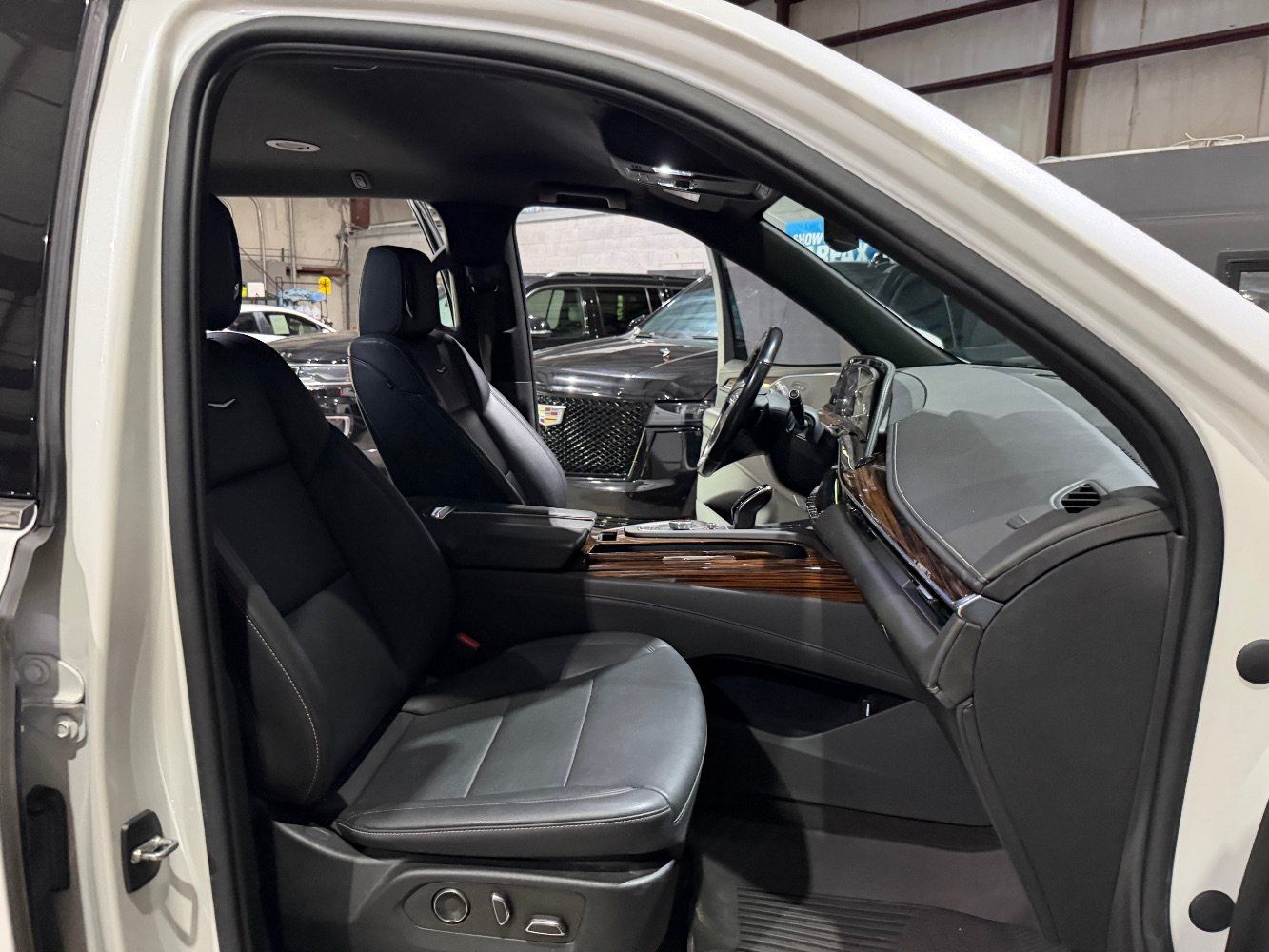 Used 2022 Cadillac Escalade Luxury AWD/4WD image 27
