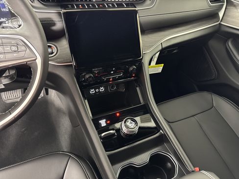 New 2025 Jeep Grand Cherokee Limited image 25